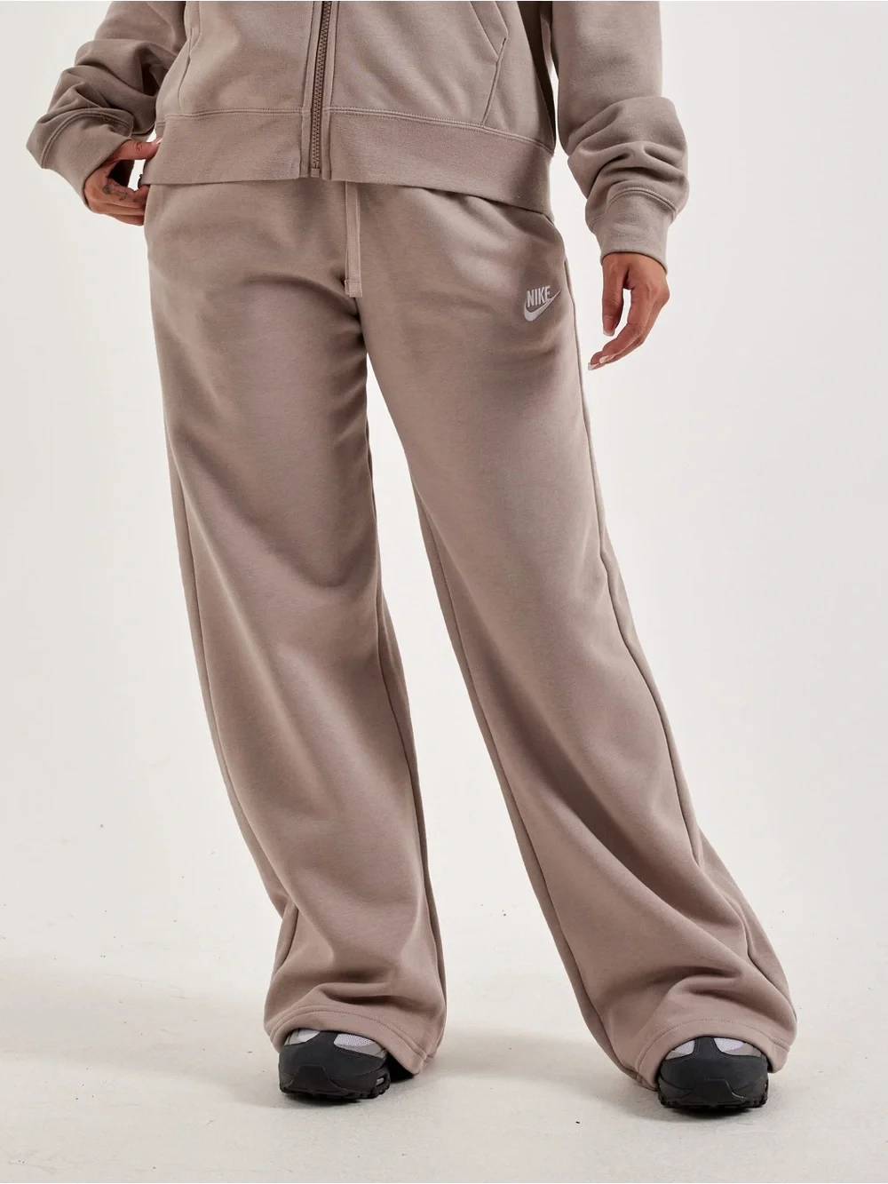 Nike Women’s Club Fleece Track Jacket & Mid-Rise Oversized Sweatpants Set Large